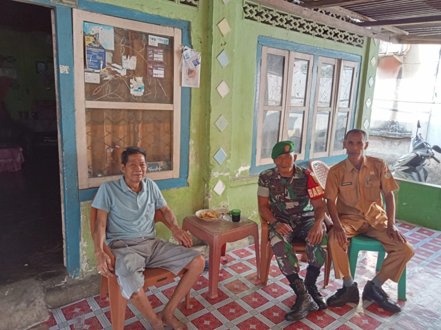 Babinsa Koramil 406-08/Lubuklinggau Serda Eko Melaksanakan Komsos Di Wilayah binaan.