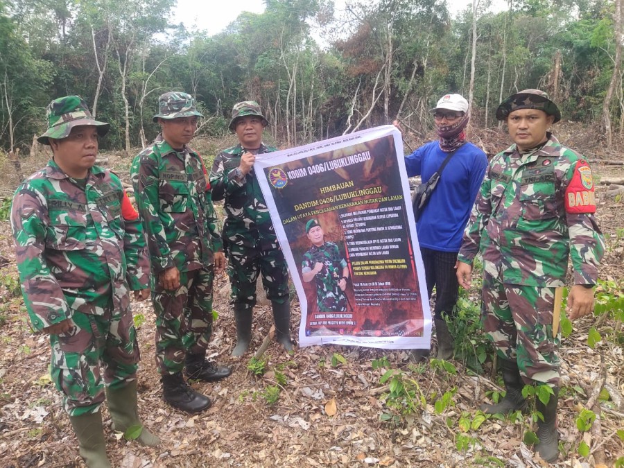 Para Babinsa Kodim 0406/Lubuk Linggau Berikan Sosialisasi dan Himbauan Larangan Membakar Lahan