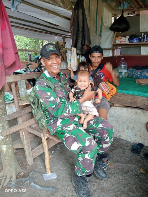 Babinsa Koramil 406-08/Lubuklinggau Sertu M.Tarhib Melaksanakan Komsos Di Wilayah binaan.