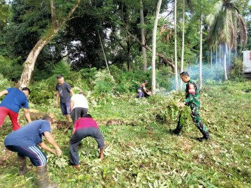 Partisipasi Babinsa Turut Dalam Gotong Royong Warga Guna Memeriahkan HUT RI Ke 79