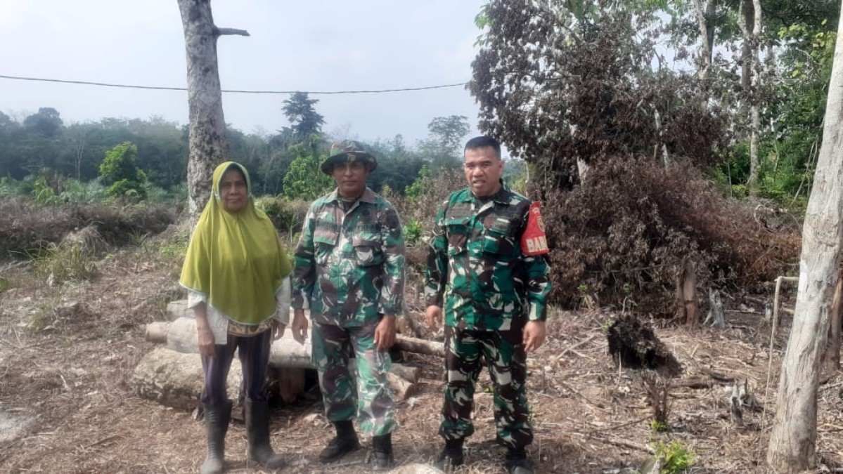 Babinsa Koramil 406-09/Terawas Melaksanakan Komsos Bersama Warga Dan Menghimbau Larangan Karhutla.