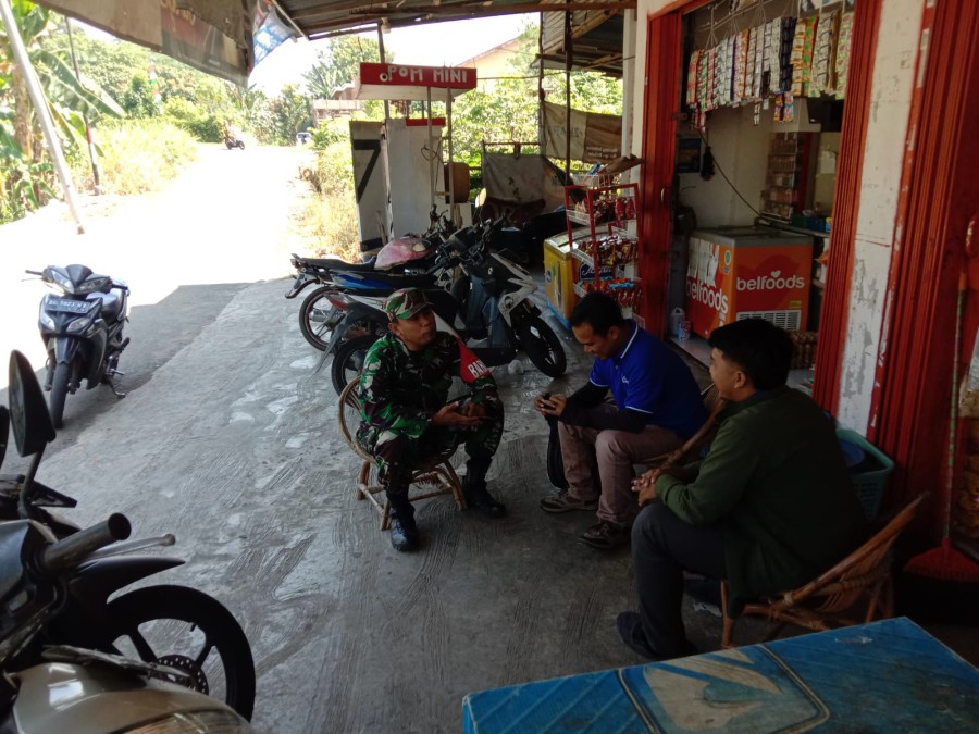 Babinsa Koramil 406-08/Lubuklinggau Serda Purwoko Melaksanakan Komsos Di Wilayah binaan.