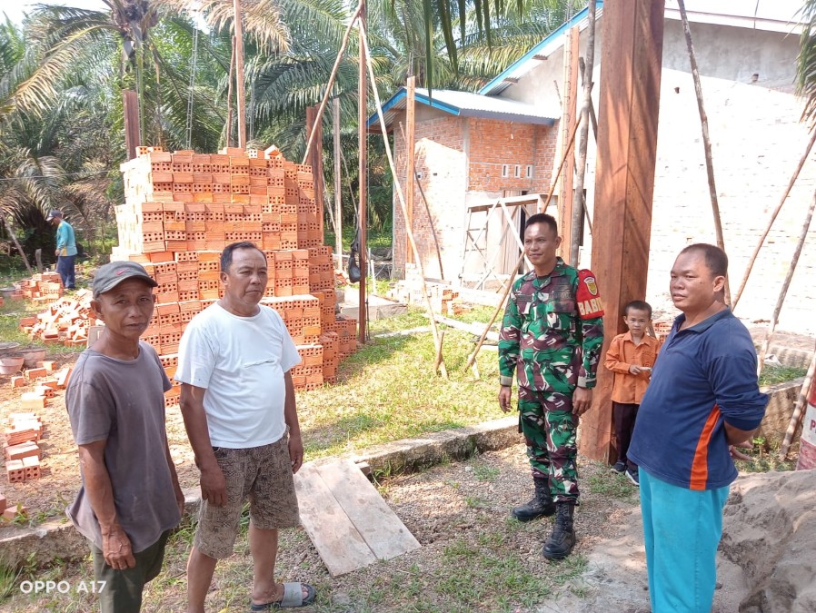 Babinsa melaksanakan komsos di desa binaan membahas Tingkatkan Kerjasama Yang Baik Dengan Aparat Desa