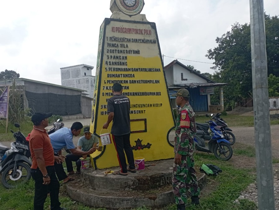 Sambut HUT Ke -79, Babinsa dan Masyarakat Gotong Royong lakukan pengecetan tugu pertigaan