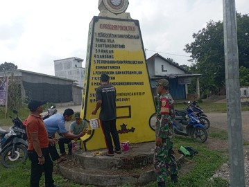 Sambut HUT Ke -79, Babinsa dan Masyarakat Gotong Royong lakukan pengecetan tugu pertigaan