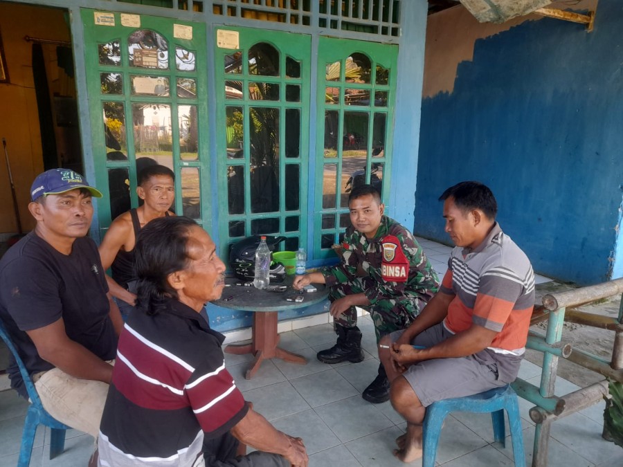 Babinsa Koramil 406-09/Terawas Melaksanakan Komsos Bersama Warga Di wilayah Binaan.