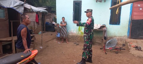 Melalui Sikap Ramah Tamah, Babinsa Koramil 406-10/LT Menjalin Komunikasi Dengan Warga