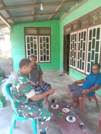 Babinsa melaksanakan komsos di desa binaan membahas Tingkatkan Kerjasama Yang Baik Dengan Aparat Desa