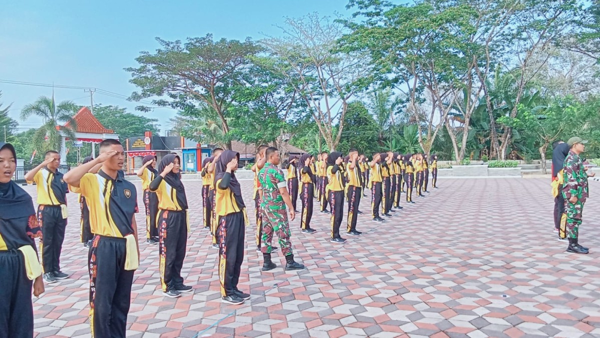 Babinsa Jajaran Kodim 0406/Lubuklinggau Koramil 406-01/Rawas ulu, Serda Niki sudoyo Melatih Paskibraka Kabupaten Muratara