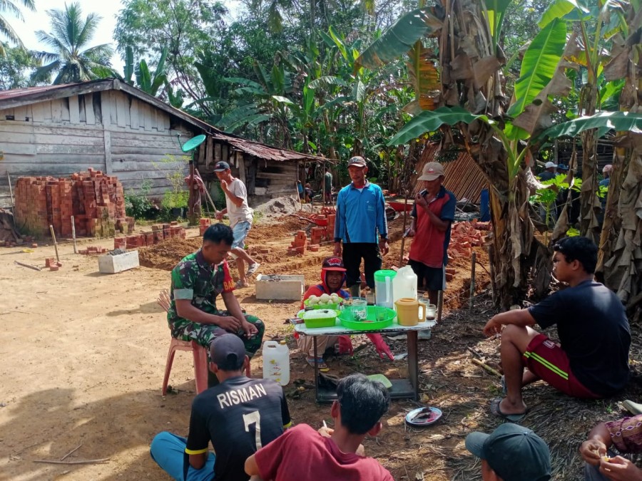 Ringankan Beban masyarakat Babinsa Bantu Warga Bangun Rumah