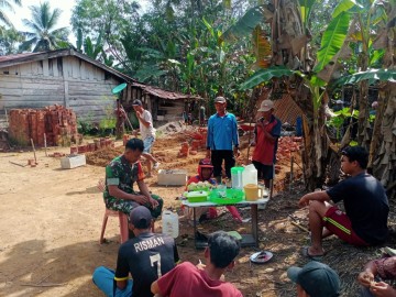 Ringankan Beban masyarakat Babinsa Bantu Warga Bangun Rumah