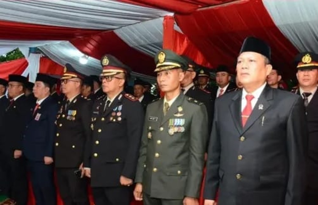 Kepala Staf Kodim 0406 Lubuk Linggau Hadir Pada Upacara Penurunan Bendera Di Kota Lubuk Linggau