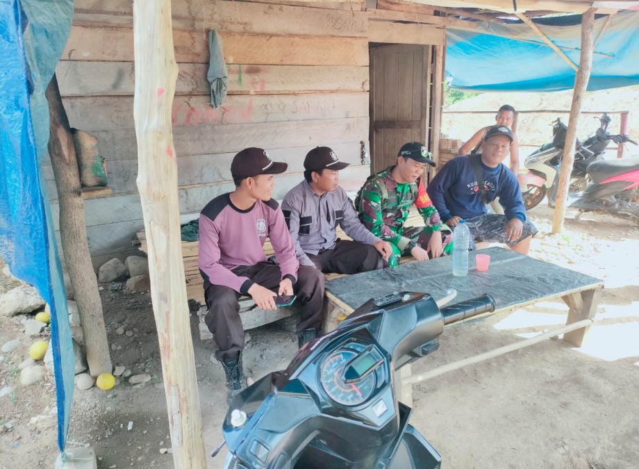 Jalani rasa keakraban Dengan warga desa binaan, Babinsa melaksanakan komsos rutin