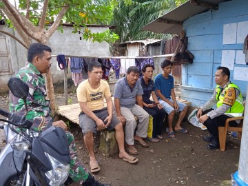 Babinsa dan Bhabinkamtibmas Kompak Sosialisasikan Pencegahan Karhutla Kepada masyarakat.