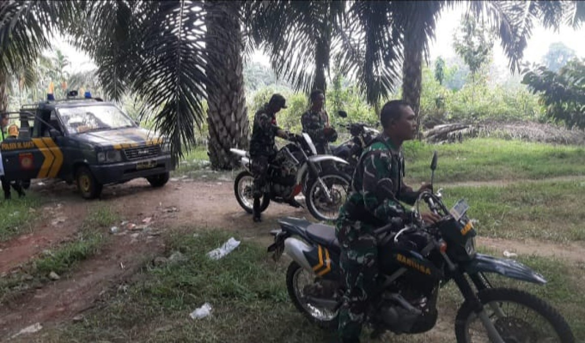 Babinsa dan babinkamtibmas berserta masyarakat lakukan patroli di wilayah pastikan bebas karhutbunlah