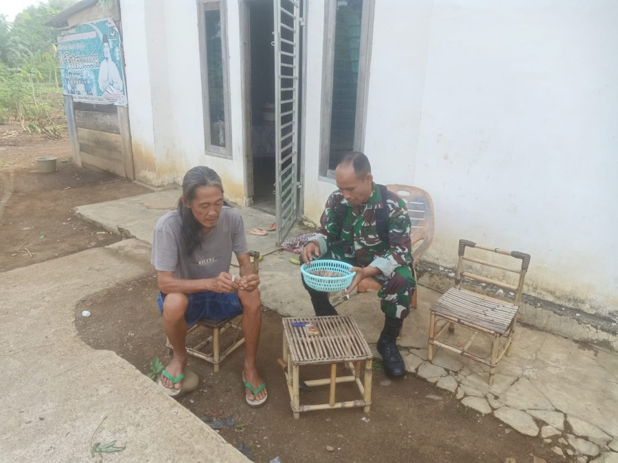 Jalani Silahturhami Babinsa Koramil 406-08/Lubuklinggau Serda Gunawan Melaksanakan Komsos Di wilayah Binaan.