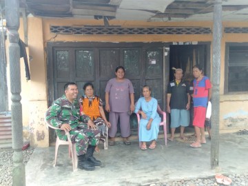 Tugas Rutin Babinsa. Serda Indrawan Babinsa Koramil 406-09/Terawas Melaksanakan Komsos Di Wilayah Binaan.