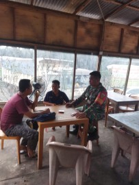 Babinsa melaksanakan komsos di desa binaan membahas Tingkatkan Kerjasama Yang Baik Dengan Warga Desa