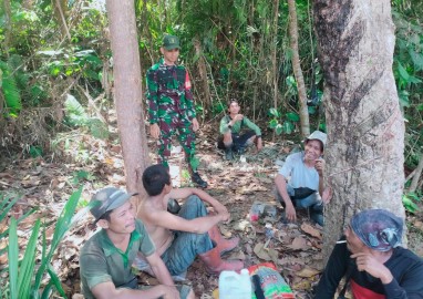 Babinsa melaksanakan komsos bahayanya membuka lahan dengan cara di bakar
