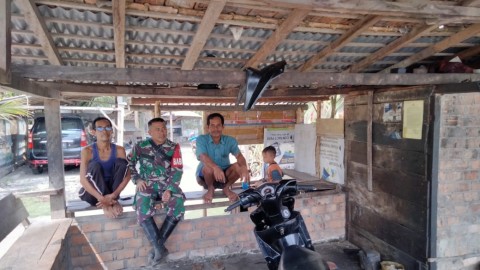 Babinsa melaksanakan komsos di desa binaan membahas Tingkatkan Kerjasama Yang Baik