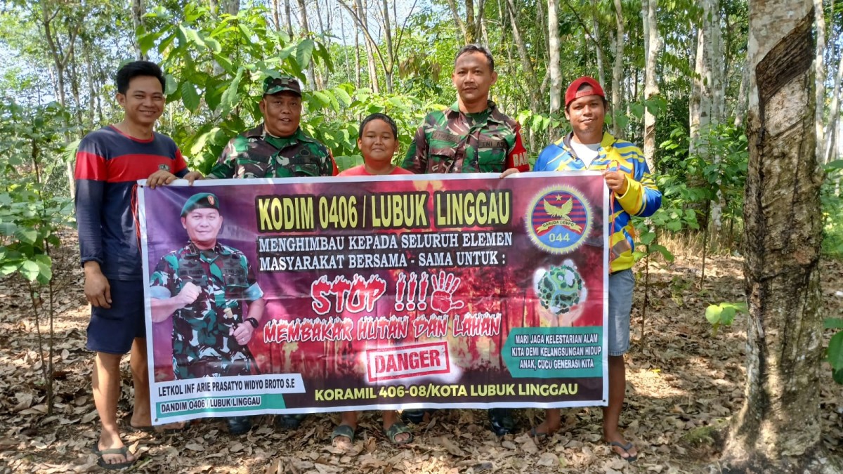 Cegah Dini Dan Deteksi Dini Babinsa Koramil 406-08/Lubuklinggau Melaksanakan Patroli Karhutla Di Wilayah Binaan