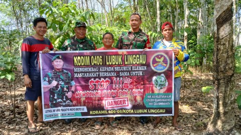 Cegah Dini Dan Deteksi Dini Babinsa Koramil 406-08/Lubuklinggau Melaksanakan Patroli Karhutla Di Wilayah Binaan