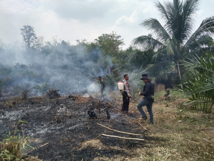 Menggunakan Alat Seadanya Babinsa Koramil 46-05/Muara Kelingi Bersinergi Dengan Bhabinkamtibmas Padamkan Api