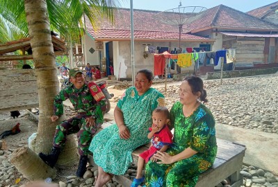 Babinsa melaksanakan komsos, giat mengingatkan penting nya menjaga kesehatan di musim kemarau