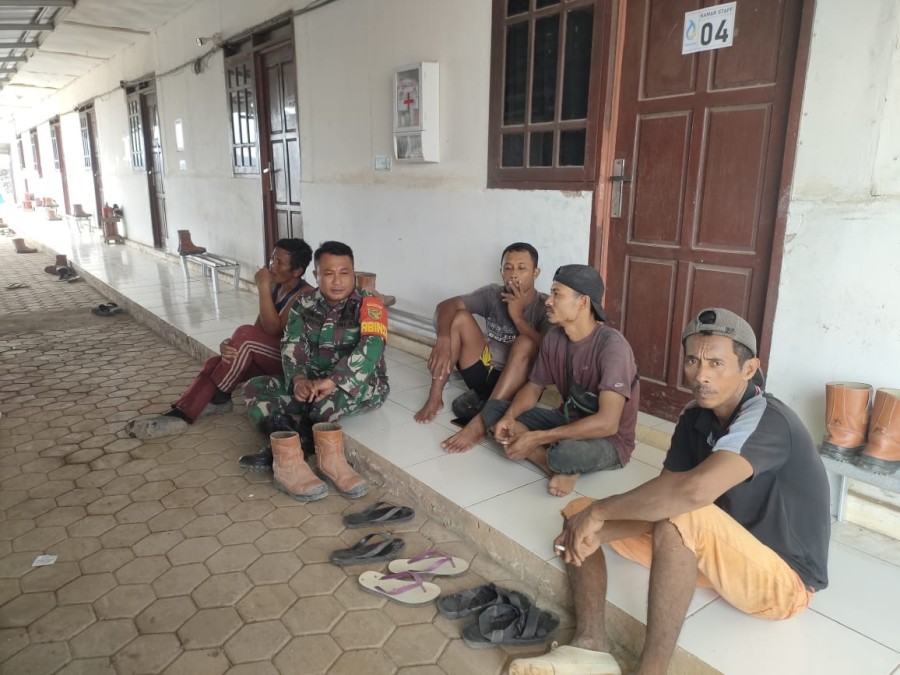 Jalani rasa keakraban Dengan warga desa binaan, Babinsa melaksanakan komsos rutin