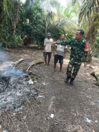 Babinsa Koramil 406-06/Tugumulyo Sertu Agus dan masyarakat laksanakan patroli Karhutlah