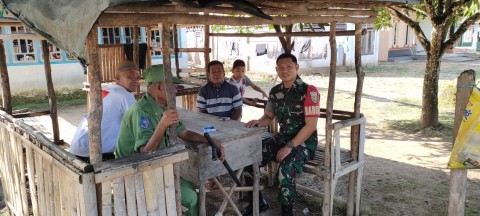 Babinsa melaksanakan komsos rutin agar mengetahui situasi wilayah binaan