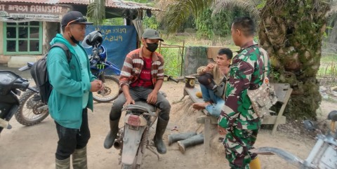 Bincang Santai, Jaga Hubungan Baik Serda Joni Komsos Dengan masyarakat desa binaan