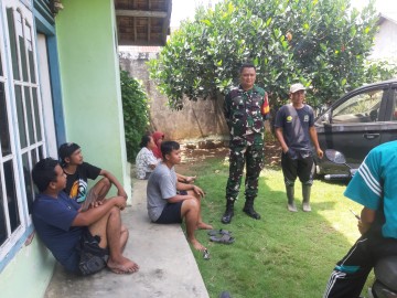 Melalui Komsos, Babinsa Sosialisasi Bahaya Karhutla Kepada Warga masyarakat binaan