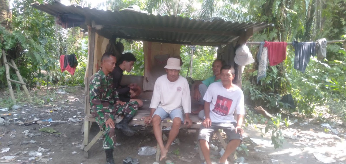 Tingkatkan Pembinaan Teritorial Serma Suwartono Jalin Komunikasi Sosial Bersama Warga