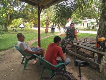 Jalani rasa keakraban Dengan warga desa binaan, Babinsa melaksanakan komsos rutin