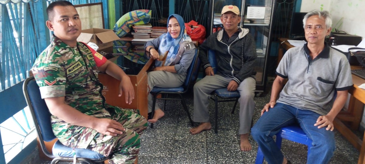 Tingkatkan Hubungan Silaturahmi , Babinsa Koramil 406-10/LT Kunjungi Rumah Ketua RT