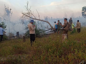 Bersama Tim Satgas Karhutla Babinsa Koramil 406-05/Muara Kelingi Padamkan Api Kebakaran Lahan