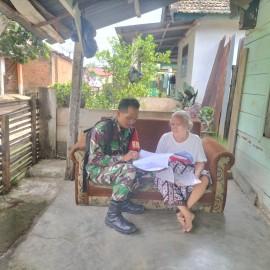 Babinsa Koramil 406-08/Lubuklinggau Serda Haeron Melaksanakan Komsos Di wilayah Binaan.