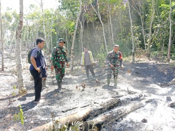 Dalam Penanggulangan Karhutla, Babinsa Bersama Warga Lakukan Pengecekan Titik Api Karhutla