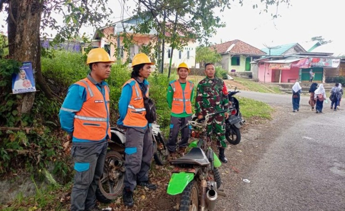 Cegah Gangguan Jaringan Listrik, Serka darman Bersama Petugas PLN Bersihkan Dahan Pohon yg menggangu.