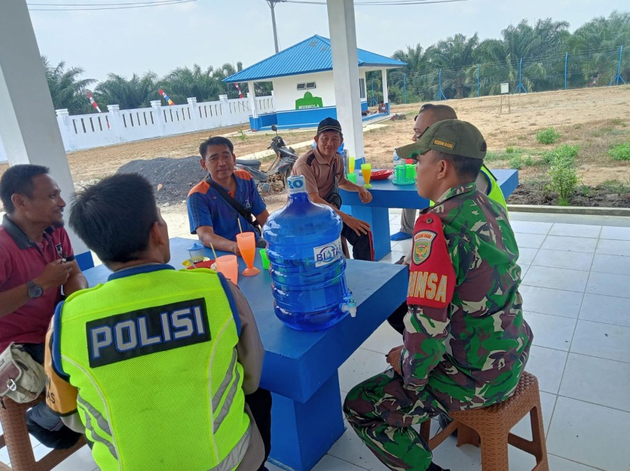 Siap siaga dalam memasuki musim kemarau, Lapor Cepat Terkait Karhutla, Babinsa Komsos ke Warga Desa Binaan
