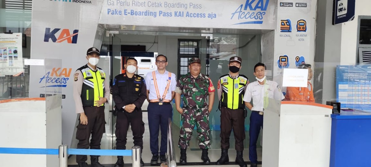 Babinsa Koramil 406-08/Lubuklinggau Serda Zainal Abidin Melaksanakan Kordinasi Kunker Pangdam II/Sriwijaya Di Stasiun SKA (Kota Lubuk Linggau)