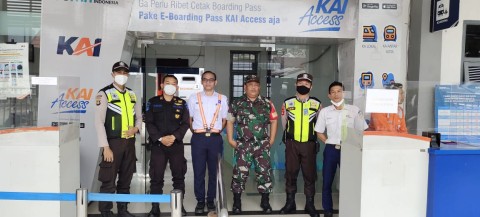 Babinsa Koramil 406-08/Lubuklinggau Serda Zainal Abidin Melaksanakan Kordinasi Kunker Pangdam II/Sriwijaya Di Stasiun SKA (Kota Lubuk Linggau)