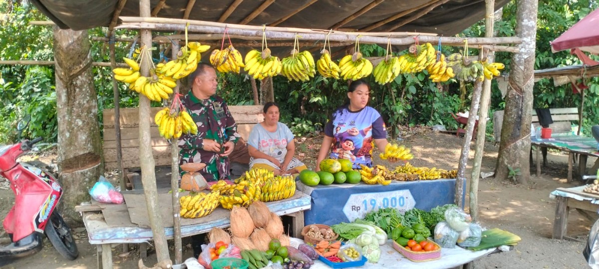 Kepada Pedagang Babinsa Berpesan Untuk Tetap Menjaga Kebersihan Lingkungan