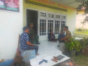 Tugas Rutin Babinsa. Serka bambang Babinsa Koramil 406-09/Terawas Melaksanakan Komsos Di Wilayah Binaan.