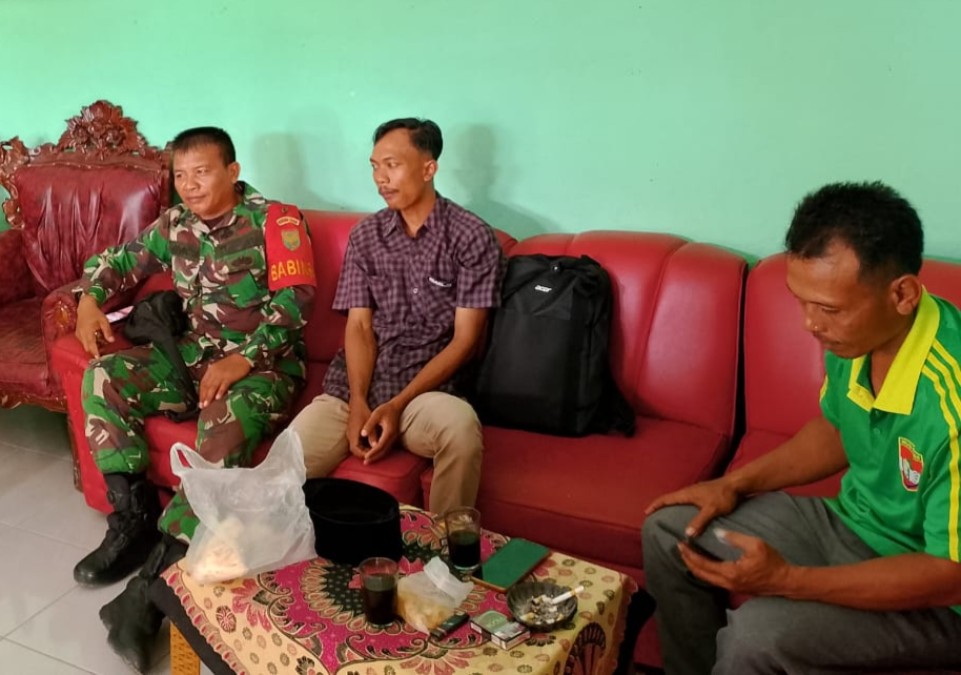 Bahas Kamtibmas, Babinsa Koramil 406-06/Tugumulyo Sertu Robinson jalin komsos di wilayah Desa binaan