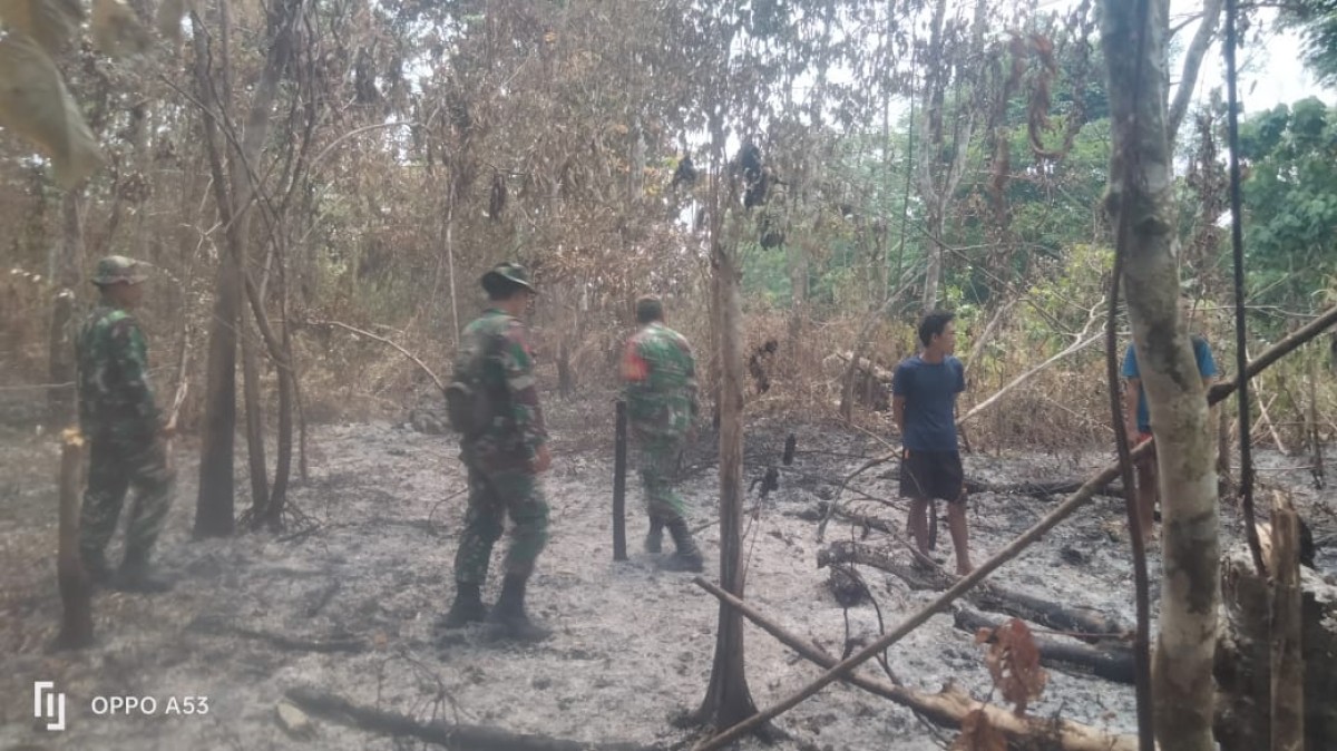 Pastikan Api Benar-benar Padam Babinsa Koramil 406-05/Muara Kelingi Bersama Warga Menyusuri Lahan Yang Terbakar