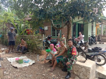 Babinsa Koramil 406-08/Lubuklinggau Serda Purwoko Melaksanakan Komsos Di wilayah Binaan.