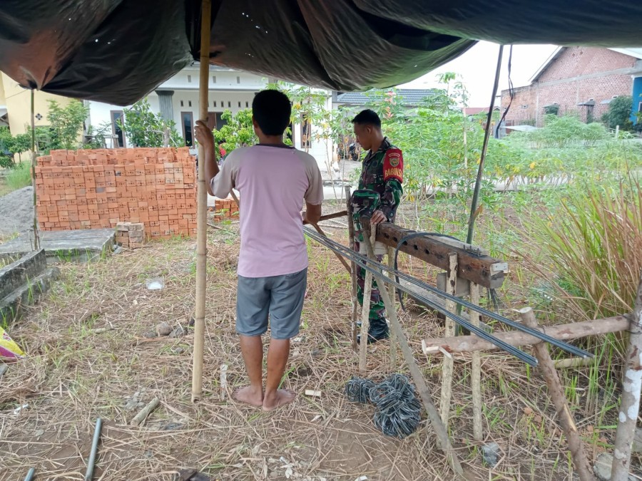 Sinergi TNI Bersama Rakyat, Babinsa sambangi masyarakat yang sedang bangun rumah