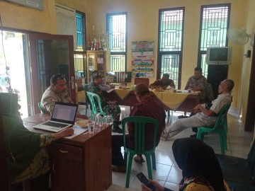 Bersama Bhabinkamtibmas Babinsa Koramil 406-10/LT Jalin Koordinasi Dengan Petugas Kelurahan